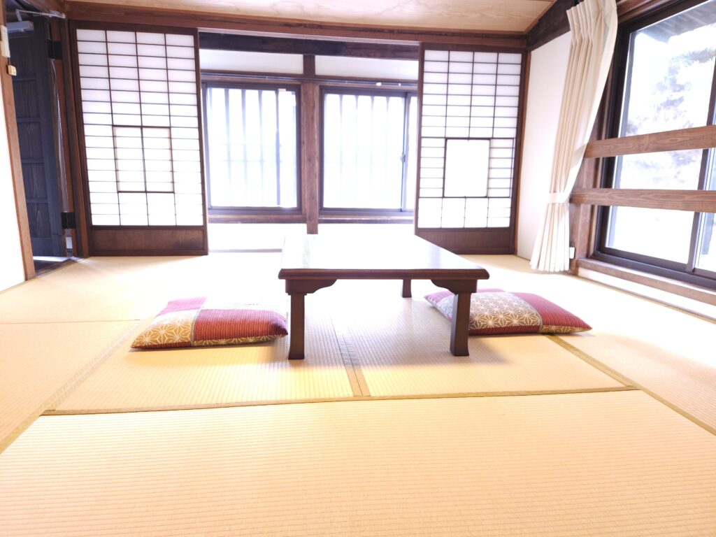 客室三
中山道江戸方向を二階から見下ろせる客室
右正面に資料館大黒屋が見えます。