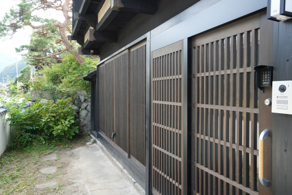 格子戸と庭が残るおやど和田宿の建物